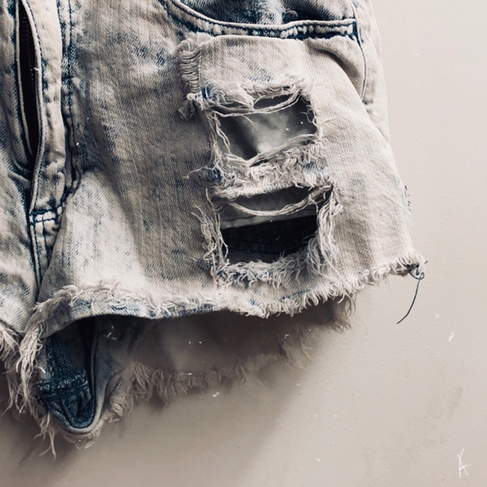 DISTRESSED HIGHWASTED SHORTS